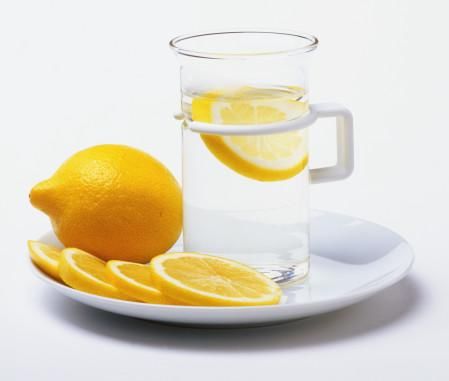 [新聞] 檸檬水易致牙齒變黃 專家提醒喝完漱漱口