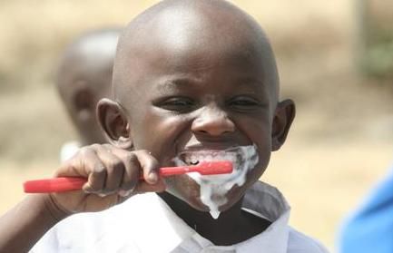 [新聞] 刷牙前牙膏沾水等於白刷 讓你的牙齒提前十年“下崗”