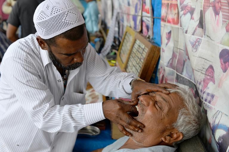 [新聞] 印度街頭牙醫徒手裝假牙 造福窮人