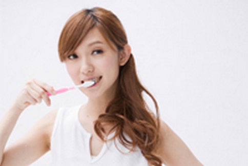 [新聞] 牙醫推薦：清水刷牙法除垢效果好