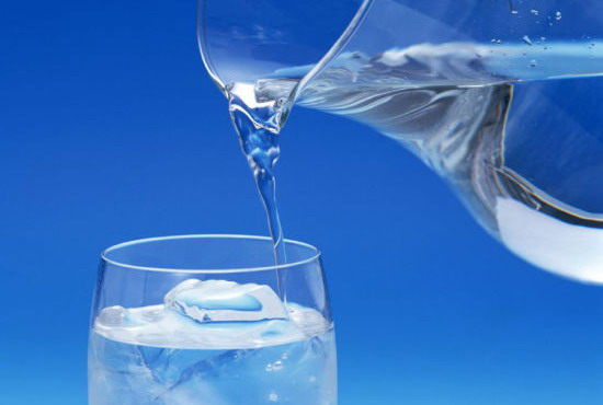 [新聞] 韓專家稱碳酸水會溶解牙齒琺瑯質 建議喝普通水