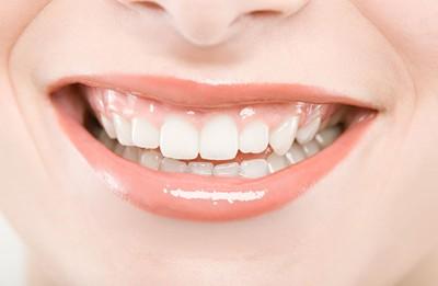 [新聞] 牙齒黃怎麼變白 試試7個牙齒美白方法