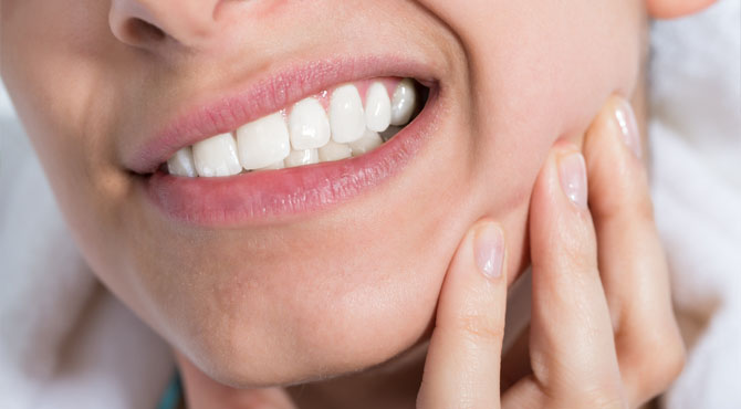 當牙齒鬆動並伴隨疼痛時，是否應該拔牙？如果不拔應該怎麼辦呢？