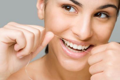 牙刷有五個幫手：牙線潔齒縫 牙粉能美白