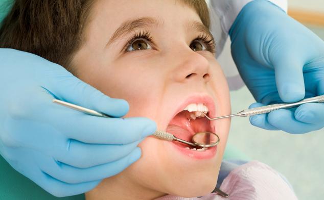 “牙齒塗氟”對孩子有沒有副作用？“窩溝封閉”到底要不要做？